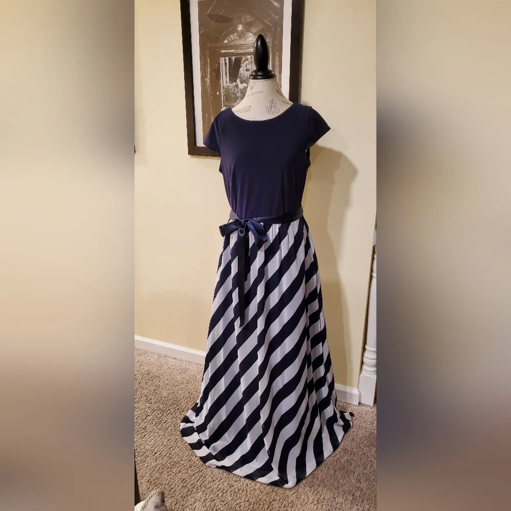 Navy and white gown - Picture 4 of 13